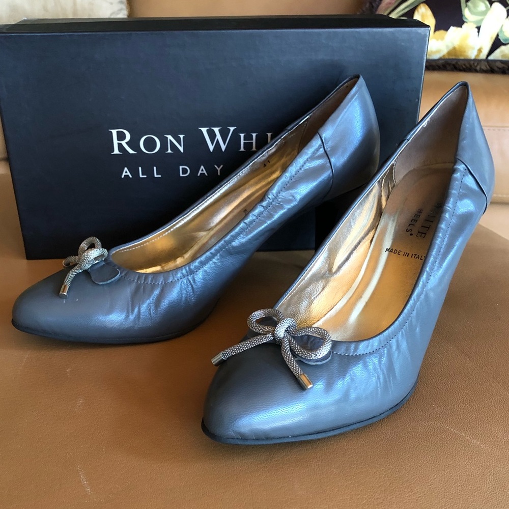 Grey pumps